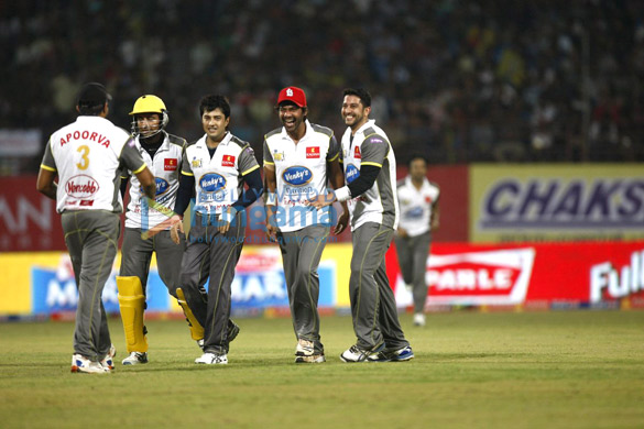 salman khan at mumbai heroes vs kerala strikers match 4