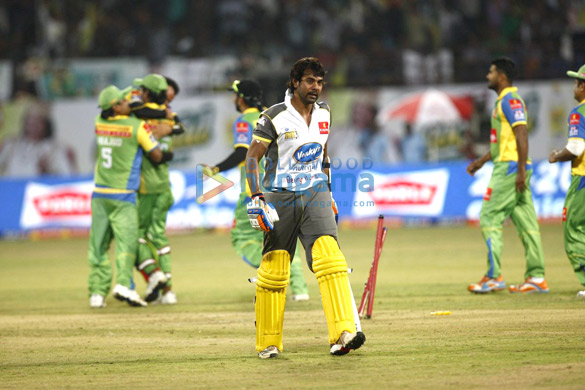 salman khan at mumbai heroes vs kerala strikers match 5