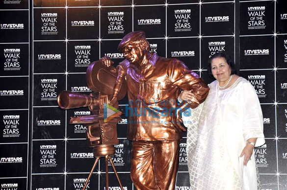 unveiling of yash chopras statue at utvstars walk of the stars 9