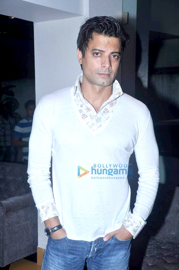 surveen chawla hosts screening of singh vs kaur 7