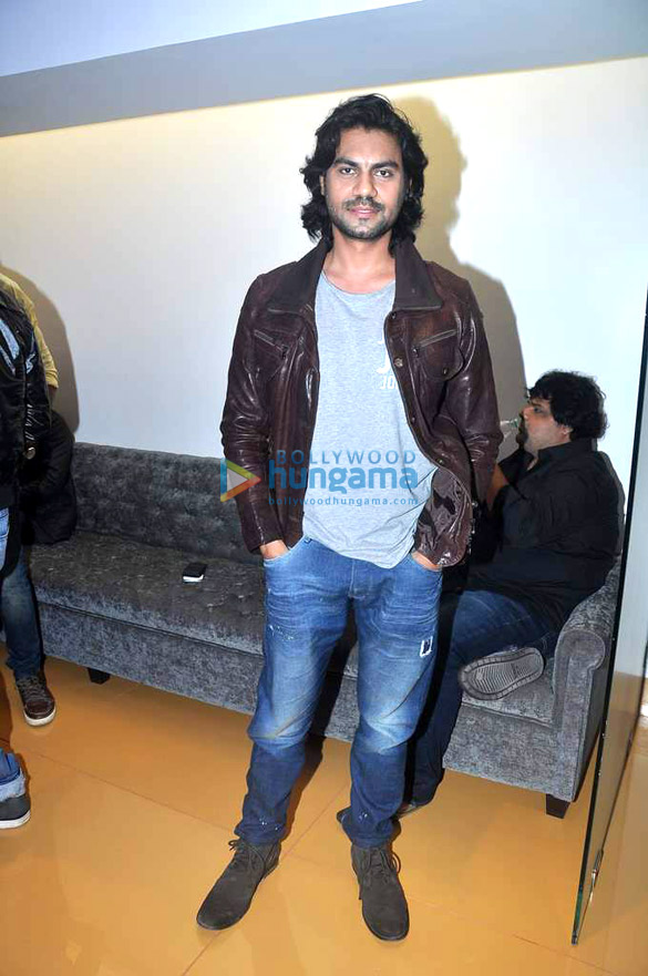 surveen chawla hosts screening of singh vs kaur 4