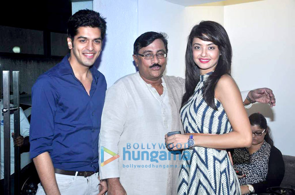 surveen chawla hosts screening of singh vs kaur 3