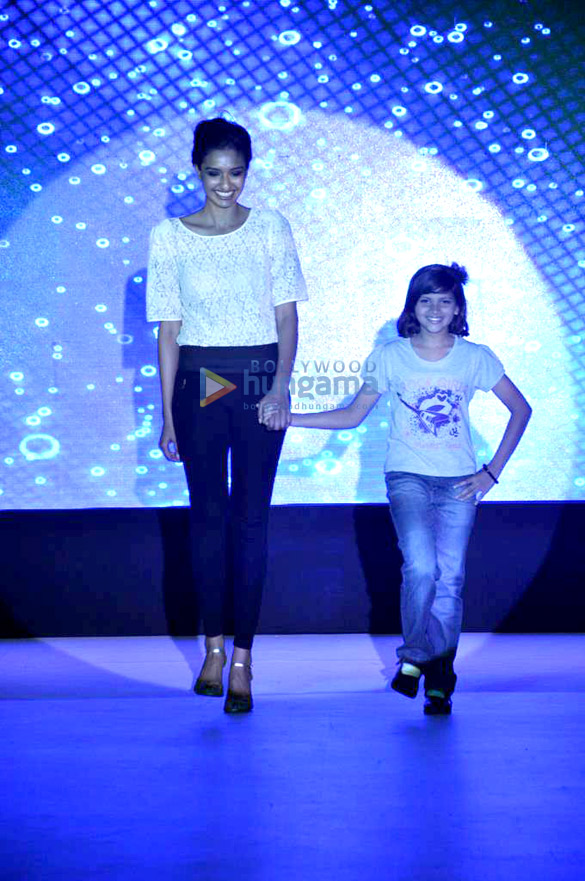 celebs walk the ramp at smile foundation fashion show 10