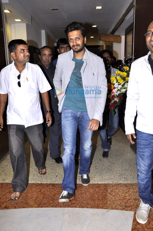 riteish inaugurates anand panchals exhibition 6