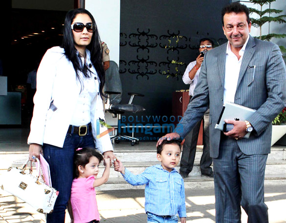 sanjay dutt spotted with manyata shahraan dutt iqra dutt 3