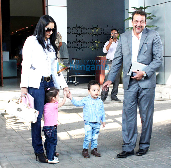 sanjay dutt spotted with manyata shahraan dutt iqra dutt 4