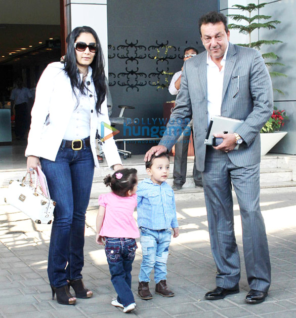 sanjay dutt spotted with manyata shahraan dutt iqra dutt 6