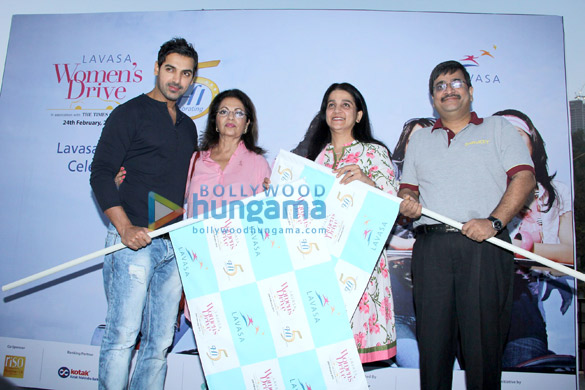 john prachi flag off lavasa womens drive 2013 3