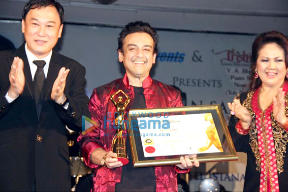 adnan sami recieves international brand laureate brand personality award 2