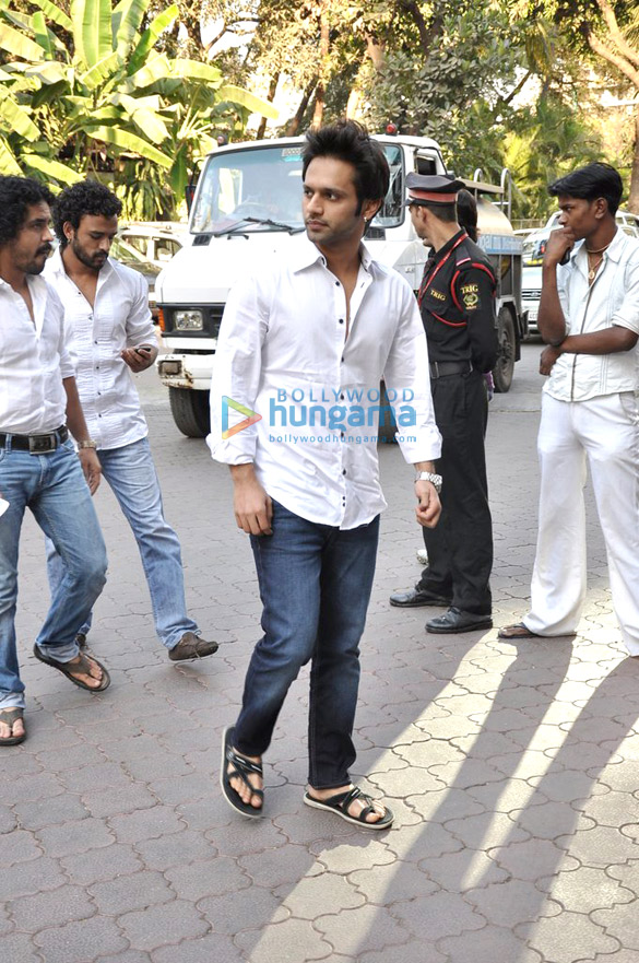 shilpa neil others at sonu nigams mothers prayer meet 11