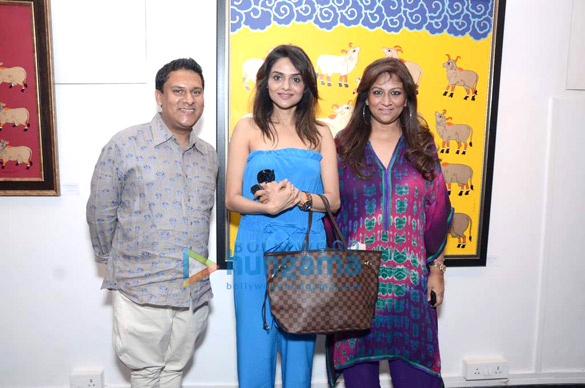 madhoo at shaan bhatnagars exhibition hosted by sharmila khanna 2