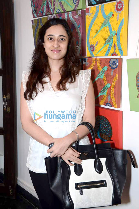 madhoo at shaan bhatnagars exhibition hosted by sharmila khanna 9