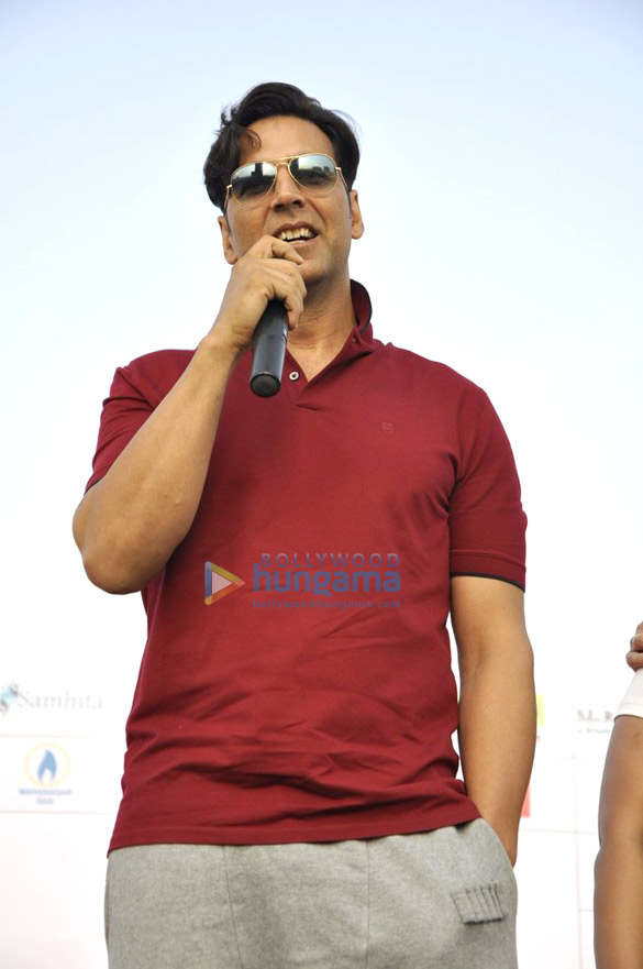 akshay jackky at dna womens half marathon 8