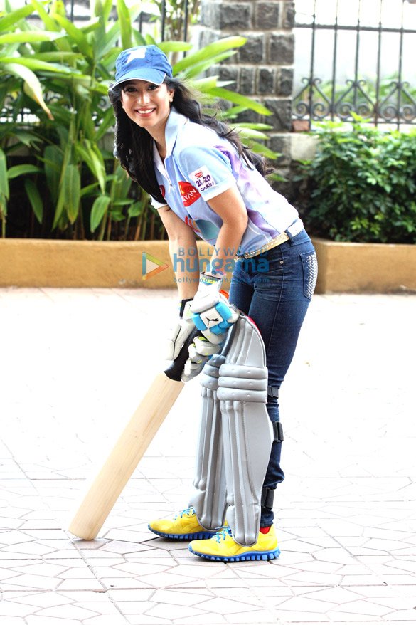 ccls brand ambassador urvashi chaudhary shoots in cricket costume 4