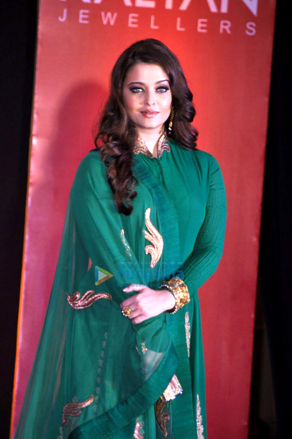 aishwarya rai bachchan at kalyan jewellers press conference 8