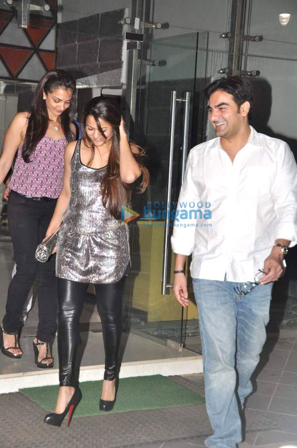 celebs at sanjay maheep kapoors private dinner 5