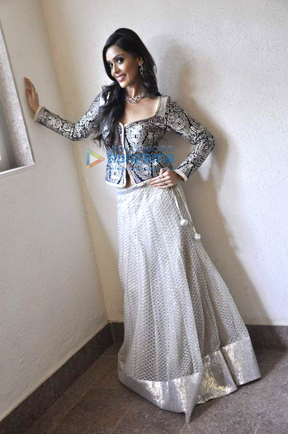 amy billimoria stylizes hrishita bhatt for her summer collections 14