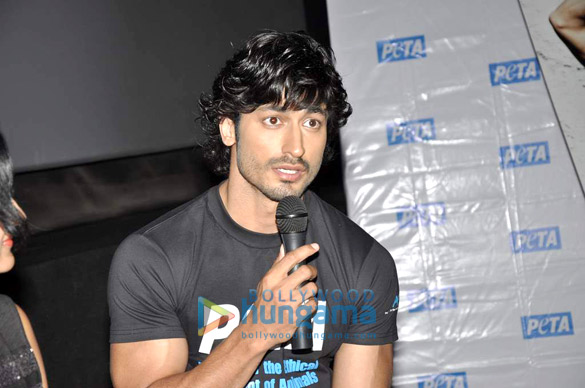 vidyut jamwal unveils new ad for peta 3