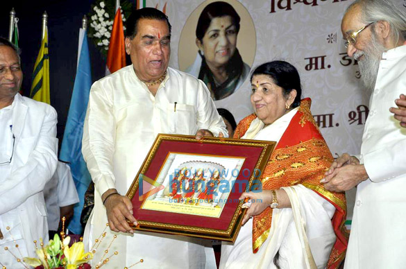 lata mangeshkar at vishwashanti kala academy award 2