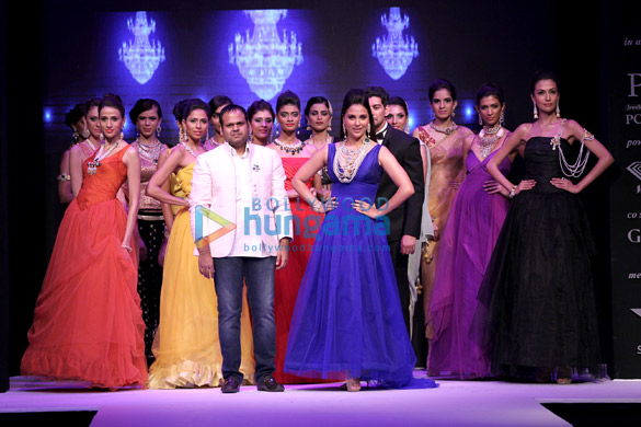 lara dutta walks for birdhichand ghanshyamdas at iijw 2013 2