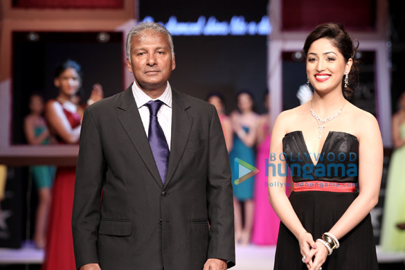 yaami gautam walks for rio tinto at iijw 2013 2