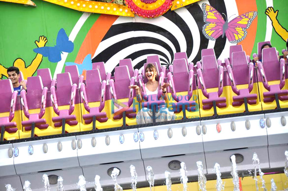 jacqueline launches esselworlds top spin ride 8