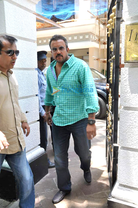 apoorva rahul agarwal and others snapped outside sanjay dutts residence 2