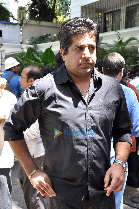 apoorva rahul agarwal and others snapped outside sanjay dutts residence 4