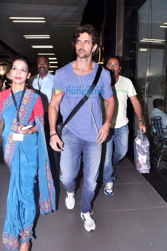hrithik roshan returns from singapore 4