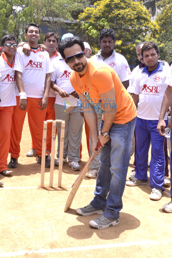 emraan hashmi honoured with media sports trophy 2013 3