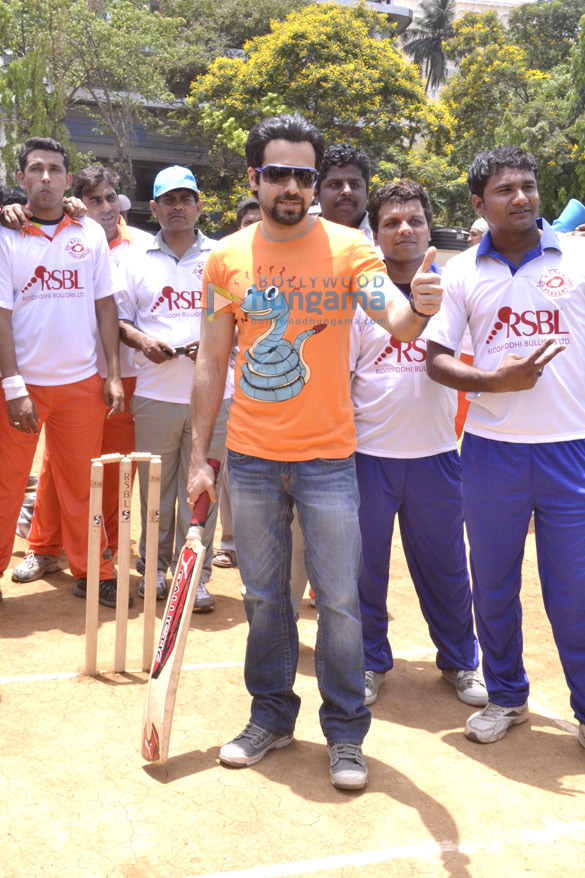 emraan hashmi honoured with media sports trophy 2013 5