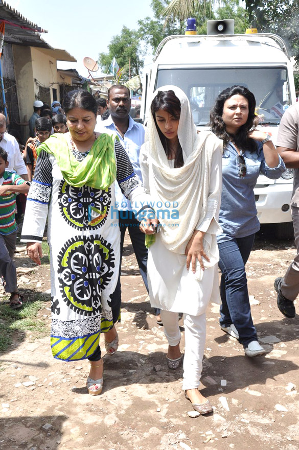 priyanka chopra attends her spotboy jibans last rites 10