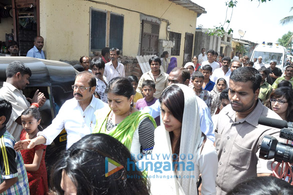 priyanka chopra attends her spotboy jibans last rites 15