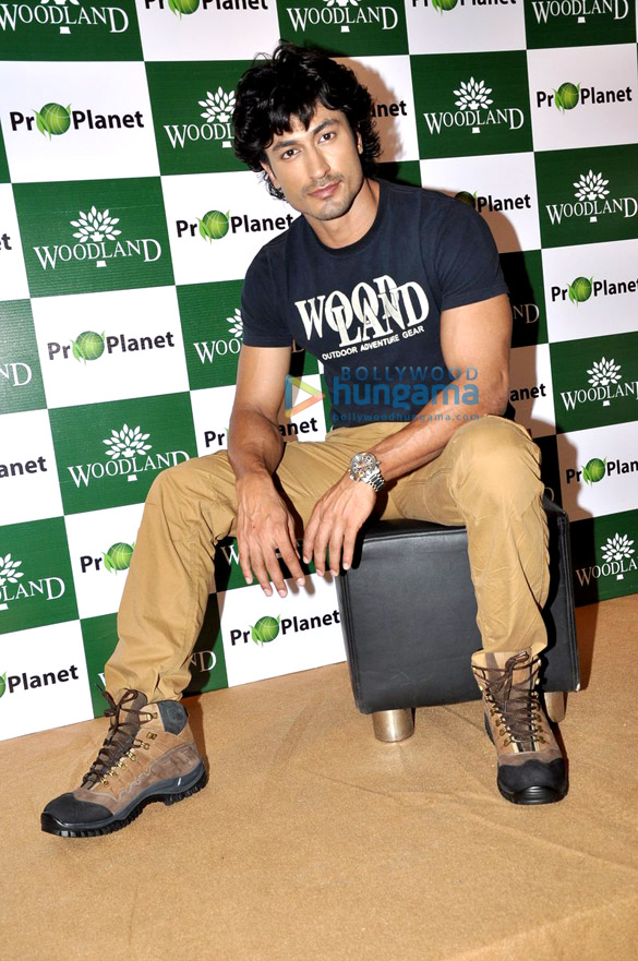 vidyut jamwal unveils woodlands spring summer collections 3