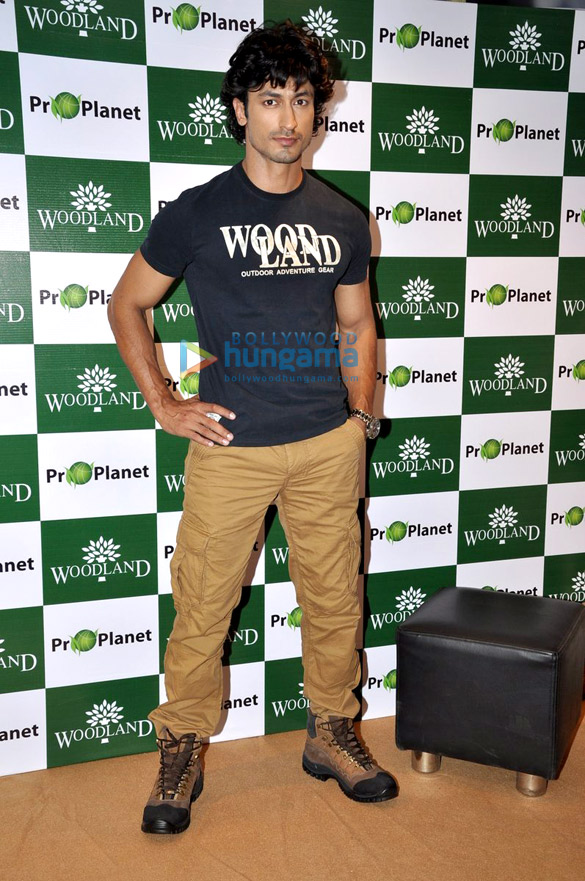 vidyut jamwal unveils woodlands spring summer collections 4