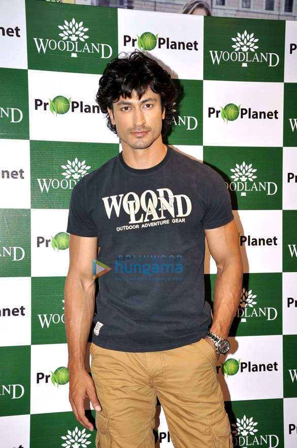 vidyut jamwal unveils woodlands spring summer collections 6