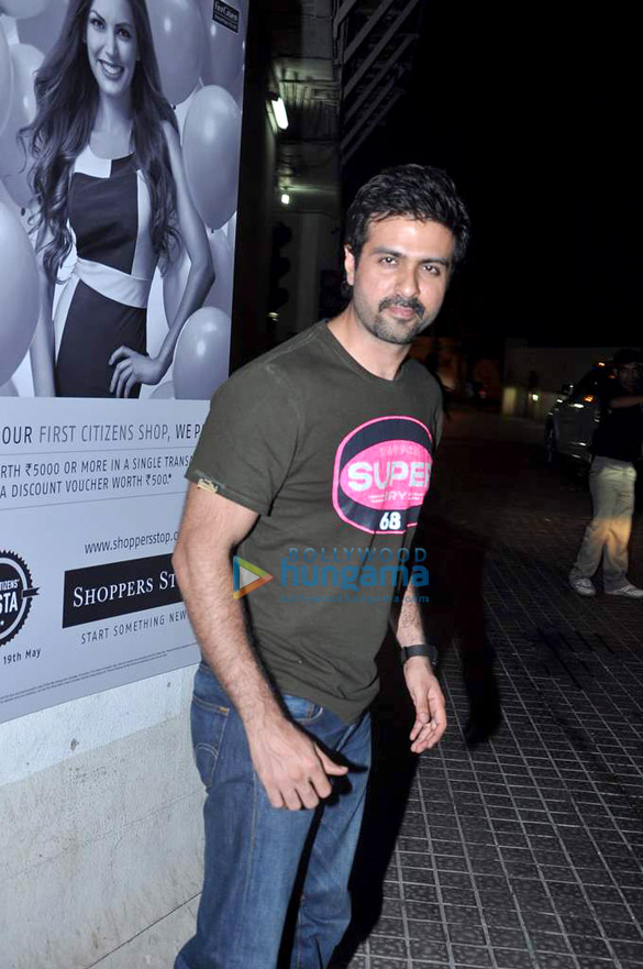 bipasha ameesha snapped at pvr juhu 4