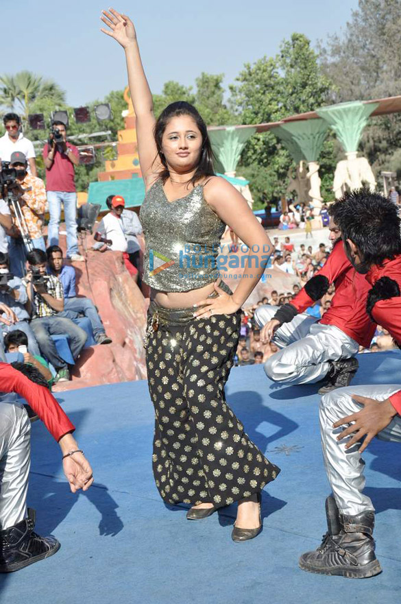 rashmi desai performs live at water kingdom 2