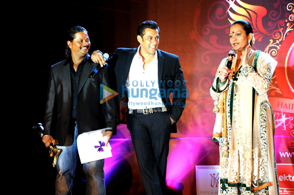 salman hrithik kareena at bharat n dorris hair make up awards 2013 34