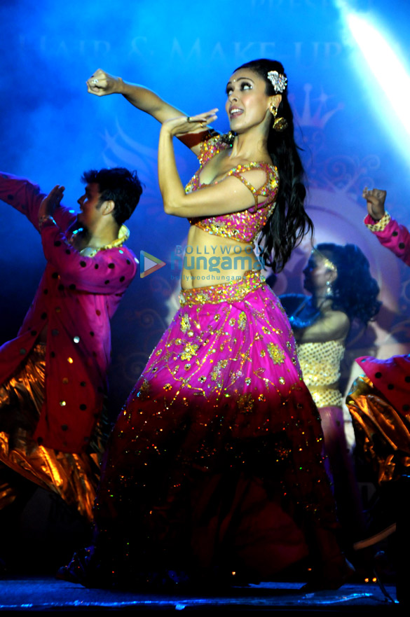 salman hrithik kareena at bharat n dorris hair make up awards 2013 40