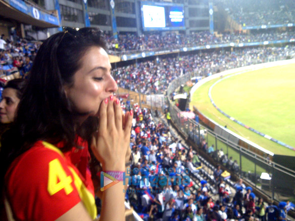 ameesha patel spotted cheering for mumbai indians 5
