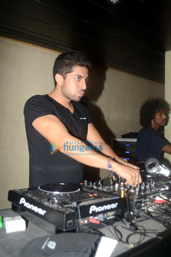 deepesh sharma performs at fbars 1st anniversary party 4