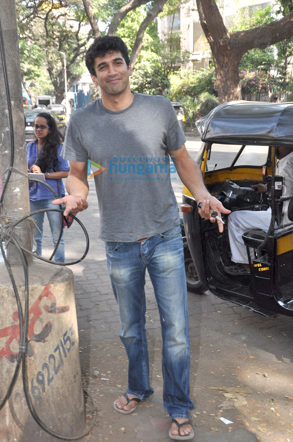 aditya roy kapur snapped in bandra 2