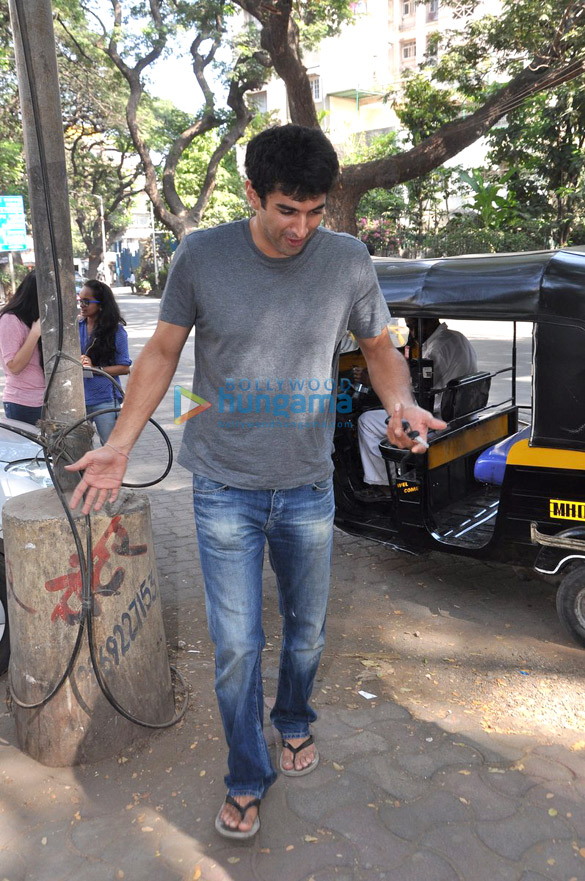 aditya roy kapur snapped in bandra 6