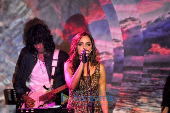 shazahn cheers for her mother at bluefrog mothers day 2