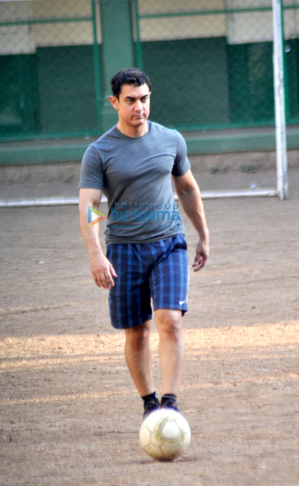 aamir khan snapped playing football with daughter ira 2