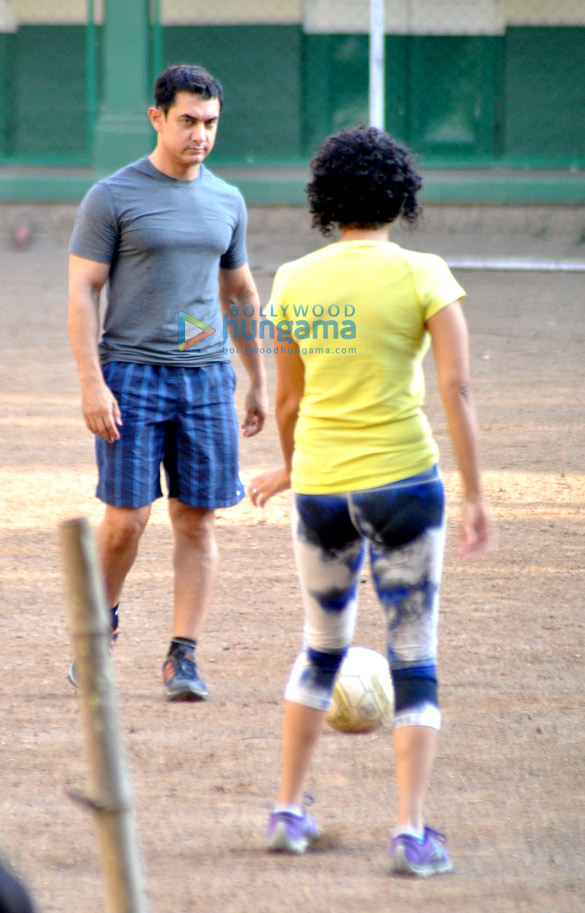 aamir khan snapped playing football with daughter ira 4