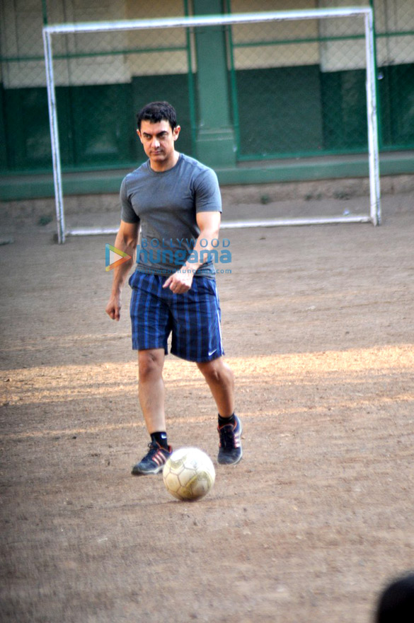 aamir khan snapped playing football with daughter ira 7