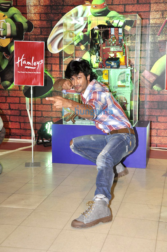 vidyut jamwal at the launch of teenage mutant ninja turtle toys at hamleys 3