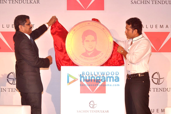 sachin tendulkar unveils valuemarts gold coin 2